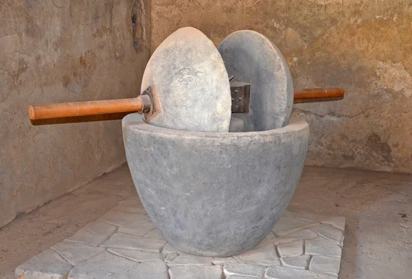 Антикварная ручная мельница — стоковое фото
