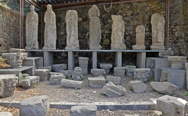 Remains of ancient sculptures — Stock Photo, Image