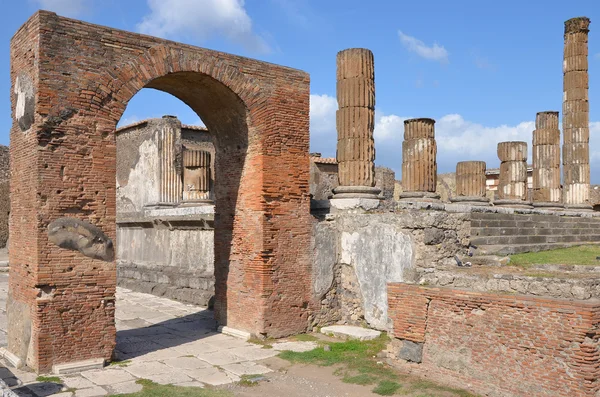 Boog van augustus en de tempel van jupiter, pompeii — Stockfoto
