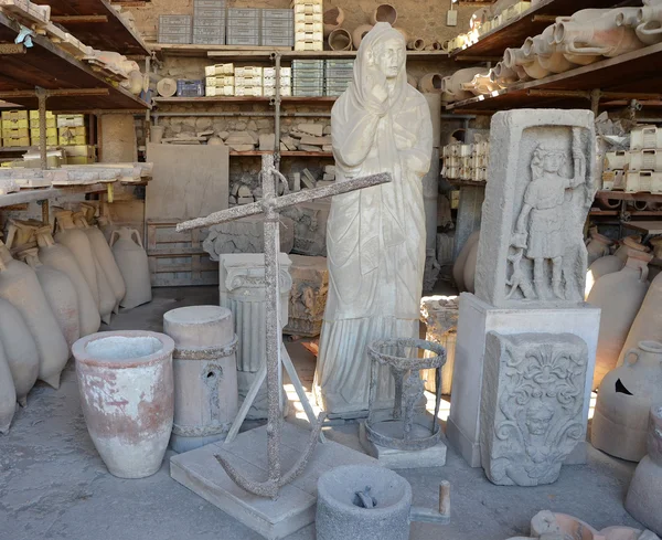 Collection of objects found during excavations in ancient Pompeii — Stock Photo, Image