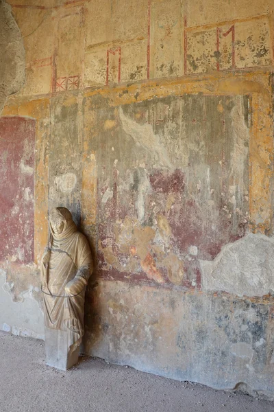 Ancient statue at the wall of the Stabian baths, Pompeii — Stock Photo, Image