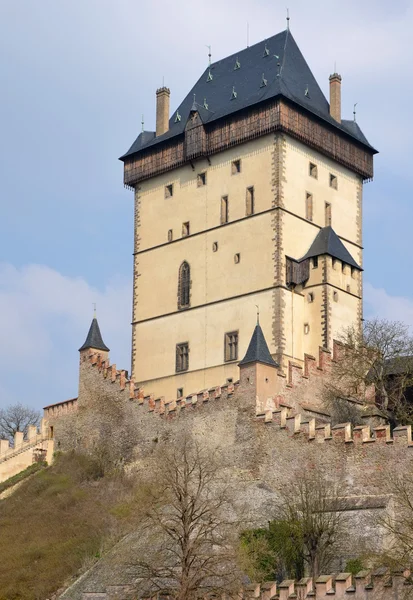 Utsikt över det stora tornet på slottet karlstejn — Stockfoto