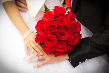 kırmızı düğün çiçekleri