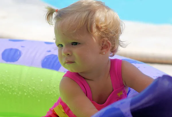 Kleines Mädchen spielt am Strand — Stockfoto