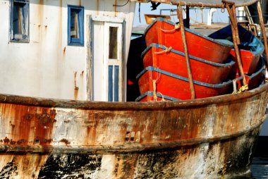 Paslı metal yüzeydeki boya soyuluyor.