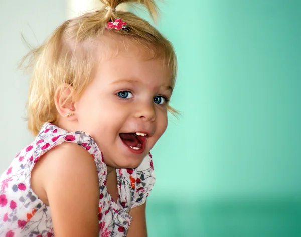 Niña disfrutando de la vida —  Fotos de Stock