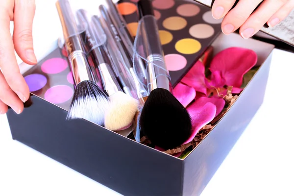 Caixa de presente com maquiagem para dentro — Fotografia de Stock
