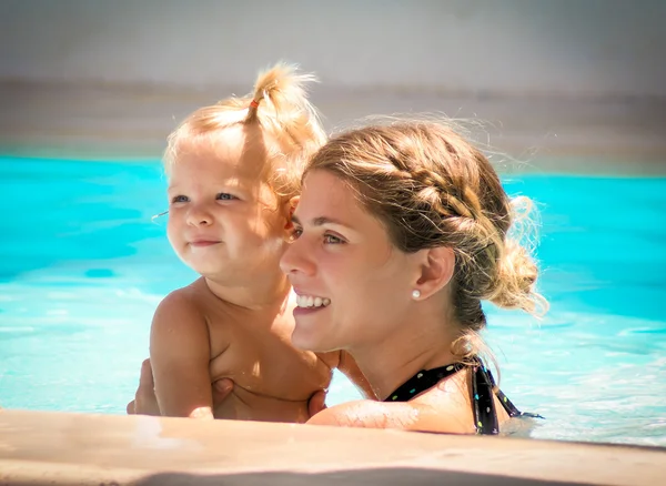 Mom and Daughter in the pool — Stock Photo, Image