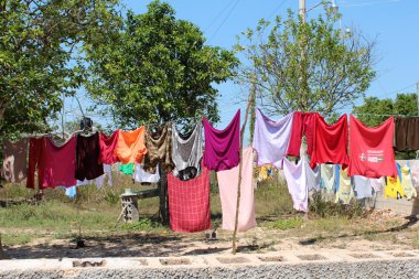 Rüzgardaki bir geleneksel yucatan kasabada kurutma giyim