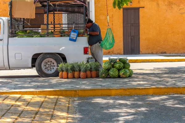 Venda de melancia e mamão nas ruas de Yucatan — Fotografia de Stock