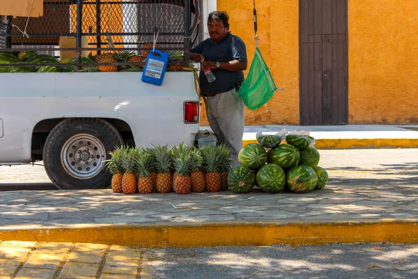 Venta de sandía y papaya en las calles de Yucatán —  Fotos de Stock