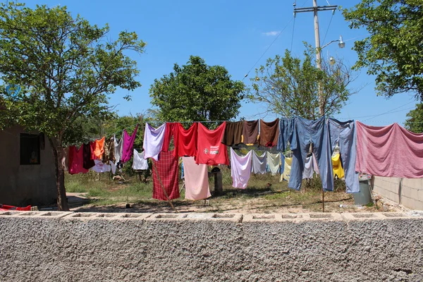 Ropa secándose en el viento en una ciudad tradicional de Yucatán — Foto de Stock