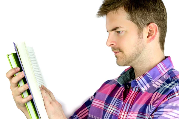 Jeune homme réfléchi lisant un livre — Photo