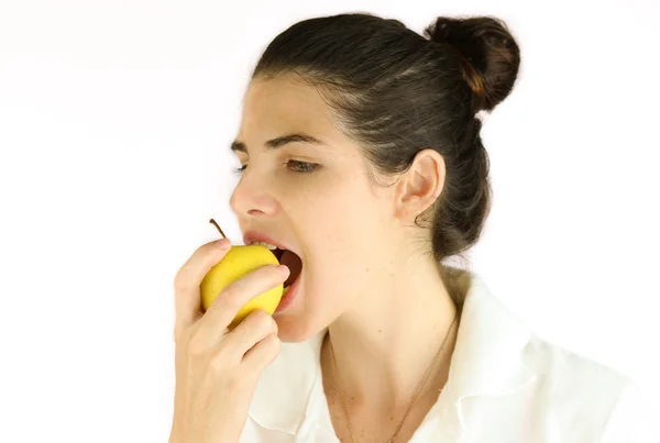 Ragazza prendendo un morso di una mela . — Foto Stock