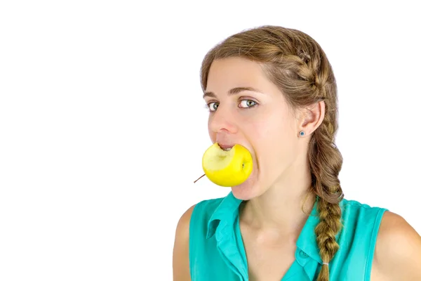 Chica tomando un bocado de una manzana . —  Fotos de Stock