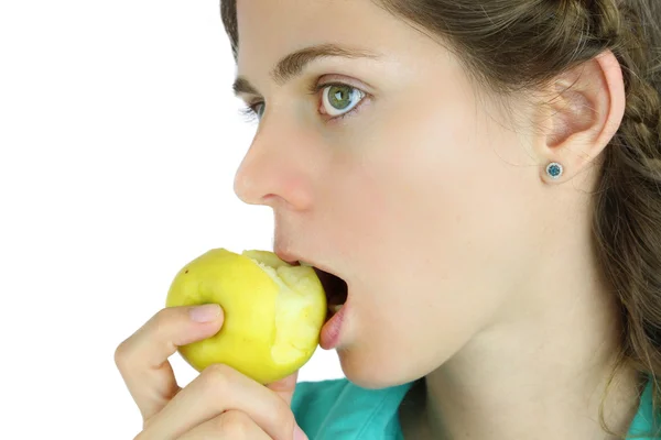 Chica tomando un bocado de una manzana . — Foto de Stock