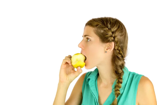 Chica tomando un bocado de una manzana . — Foto de Stock