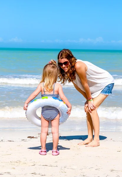 Child mom daughter fun day at the beach — Stock Photo, Image