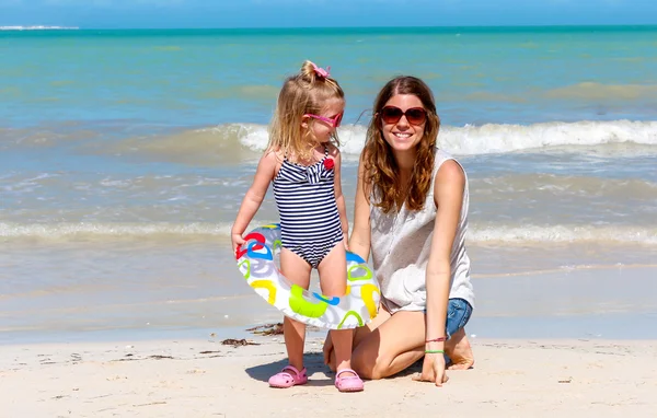Mom daughter beach fun — Stock Photo, Image