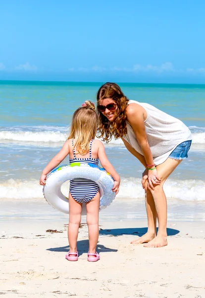 Anne kızı beach eğlence - Stok İmaj
