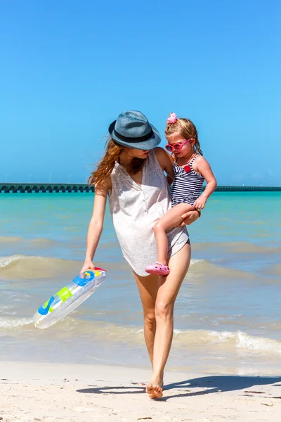 Mutter tochter mit ein spaziergang am strand — Stockfoto