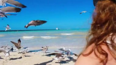 Anne ve çocuk kumsalda oynarken