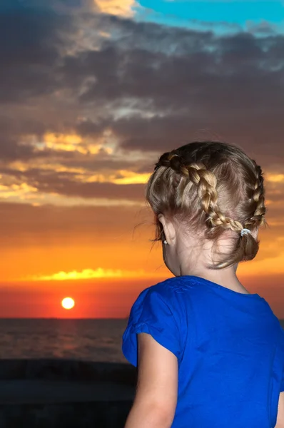Barnet tittar på solnedgången — Stockfoto