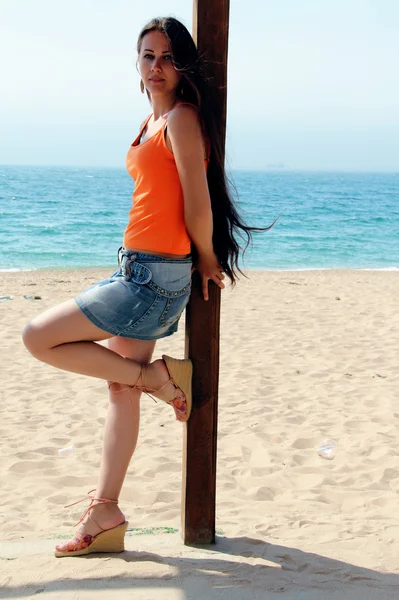 Beautiful girl near pillars — Stock Photo, Image