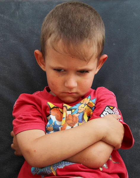 küçük çocuk rahatsız.