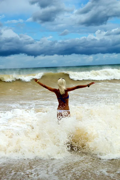 少女と、嵐の海. — ストック写真