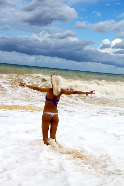 Chica y un mar tormentoso . — Foto de Stock