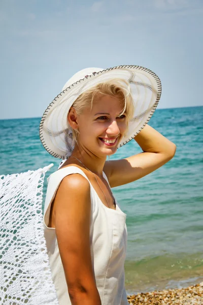 Menina de chapéu na praia. — Fotografia de Stock