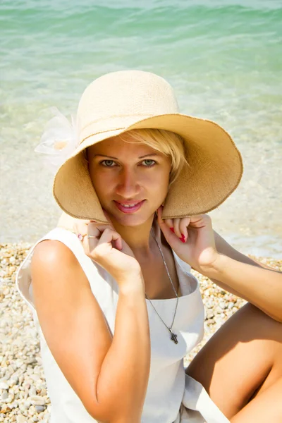 Menina de chapéu na praia. — Fotografia de Stock
