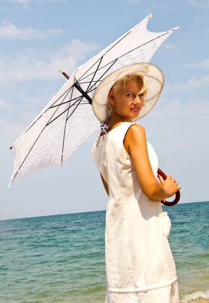 Menina de chapéu na praia. — Fotografia de Stock