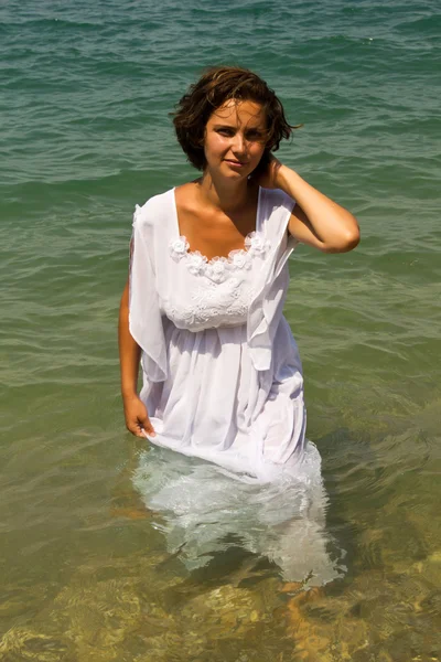 Ung kvinna i vit klänning. — Stockfoto