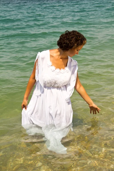 Mujer joven en un vestido blanco. — Foto de Stock