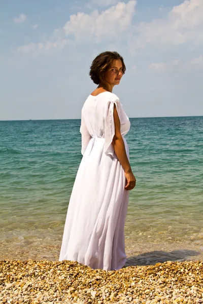 Beyaz elbiseli genç kadın..