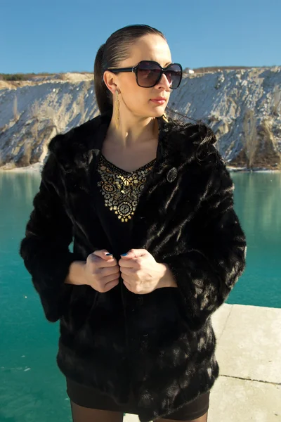 Hermosa chica en gafas de sol — Foto de Stock