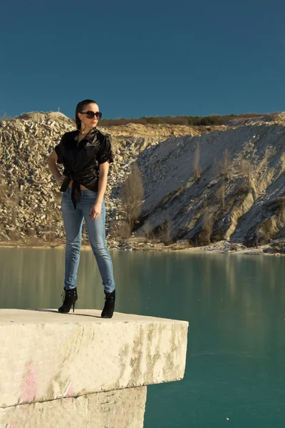 Hermosa chica en gafas de sol — Foto de Stock