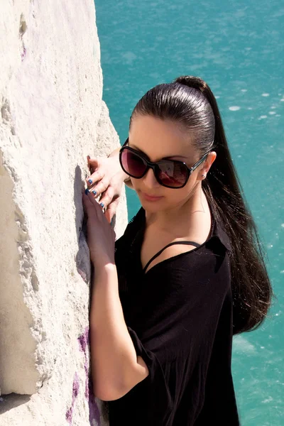 Hermosa chica en gafas de sol — Foto de Stock