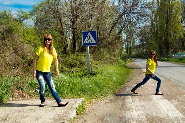 Dziewczyna w żółtą bluzkę — Zdjęcie stockowe