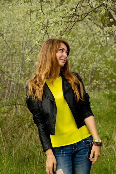 Девушка в жёлтой блузке — стоковое фото