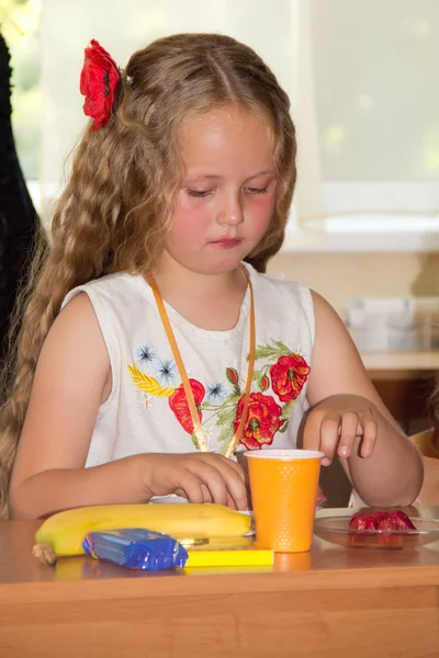 Bambina che fa colazione . — Foto Stock