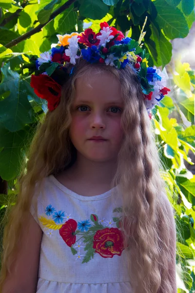 Petite fille avec une fleur dans les cheveux — Photo