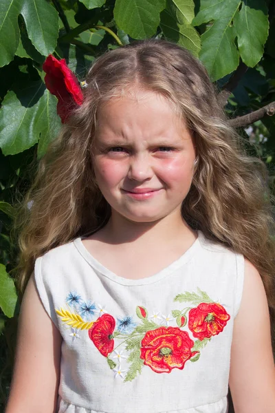 Saçında çiçek küçük kız — Stok fotoğraf