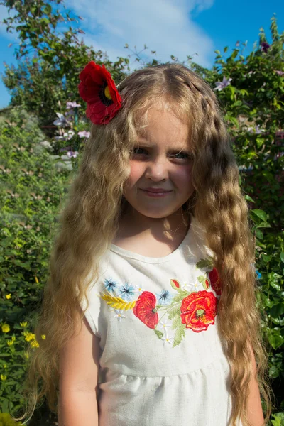 彼女の髪に花を持つ少女 — ストック写真