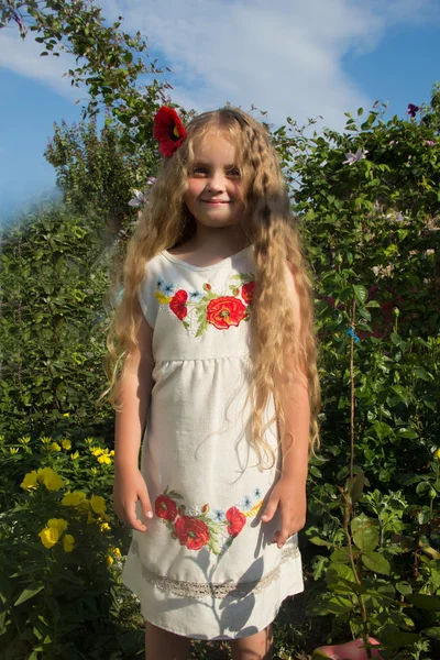 Saçında çiçek küçük kız — Stok fotoğraf