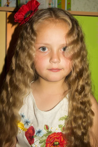 一朵花在她的头发的小女孩 — 图库照片