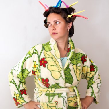 curlers başında olan kadın