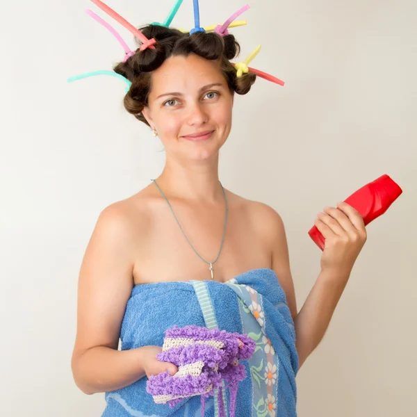 Vrouw met krulspelden op haar hoofd Rechtenvrije Stockfoto's